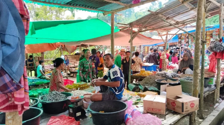 Babinsa Loli Himbau Pedagang Layani Pembeli dengan Ramah