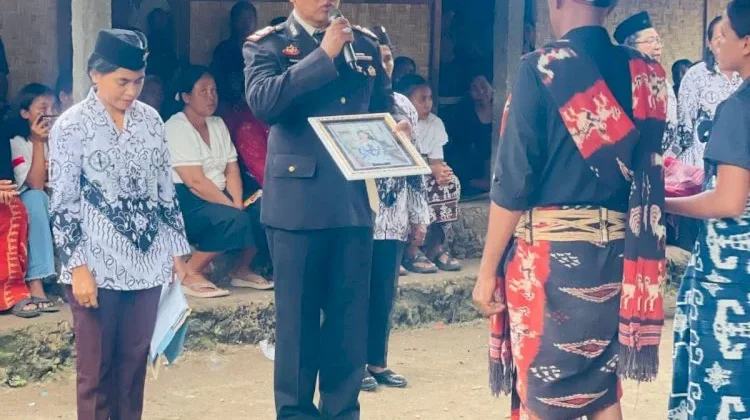 Kapolsek Pandawai Pimpin Pemakaman Kedinasan Guru SMPN 1