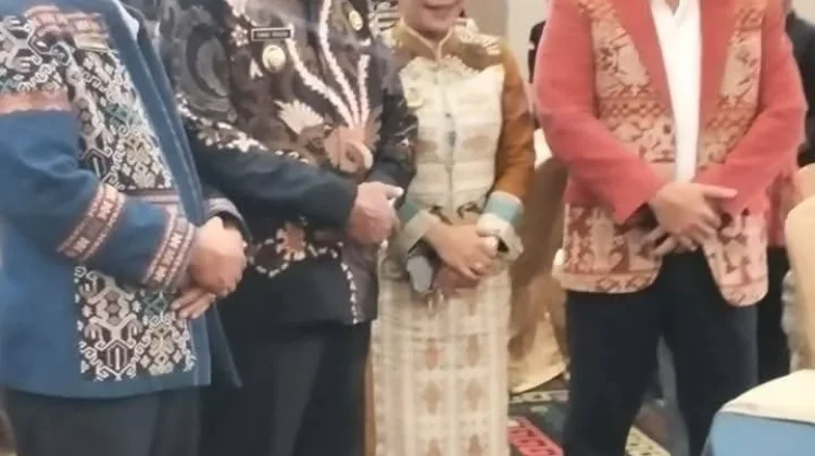 Sekda Sumba Timur Terima Penghargaan Posbakum Desa