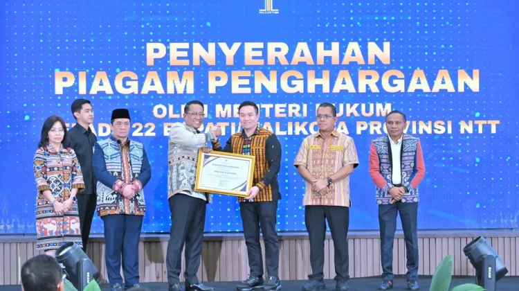 Wali Kota Kupang Raih Penghargaan Menteri Hukum