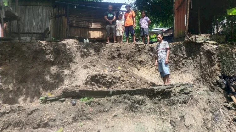 Bhabinkamtibmas Evakuasi Dini Korban Longsor di Kelurahan Nonbes