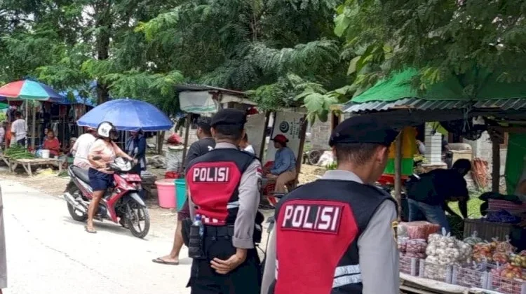 Pedagang Pasar Oesao Waspada Berjulan di Pinggir Jalan