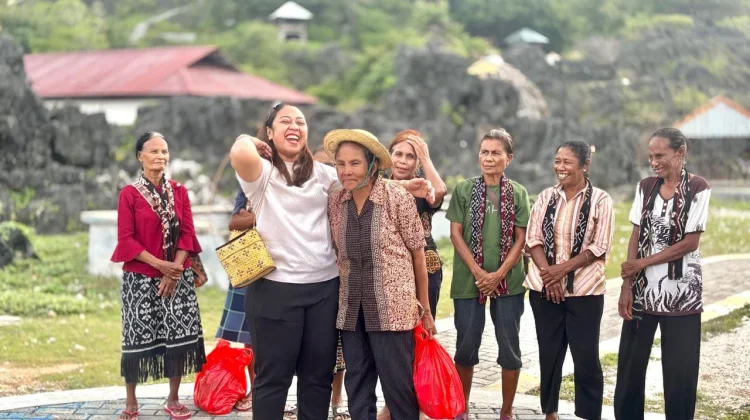 Wabup Apremoi Berbagi Bingkisan Kasih di Desa Baadale