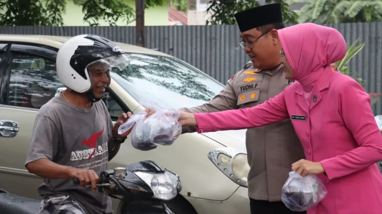 Polres Ende dan Bhayangkari Bagikan Takjil
