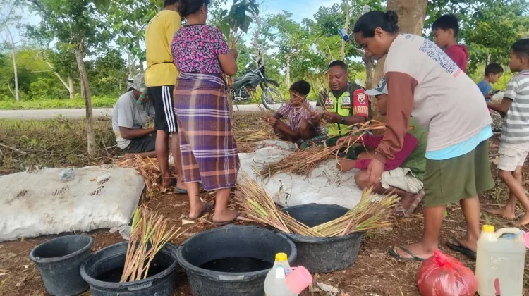 Babinsa Walakaka Pererat Silaturahmi Bersama Petani Pahola