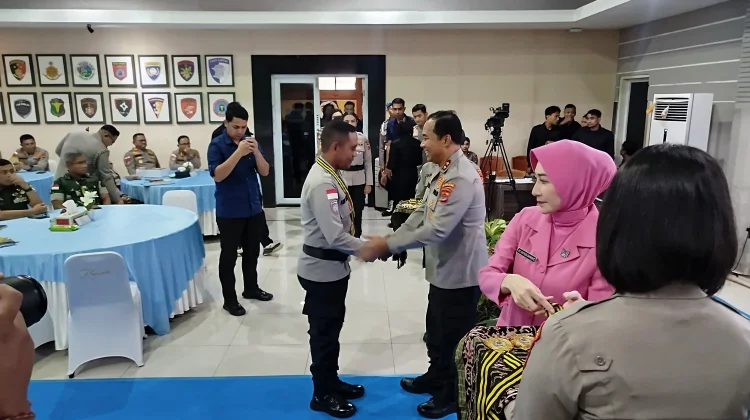 Kapolda NTT Beri Penghargaan Kepada Polisi Inspiratif