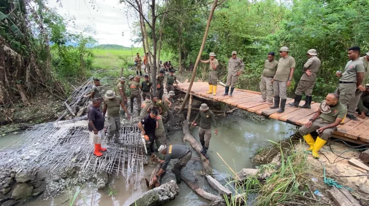 Brimob  NTT Bangun Jembatan di Desa Tua Tuka