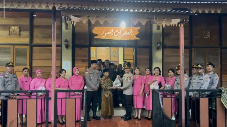 Kapolres Sumba Barat Bersama  Bhayangkari Berbagi Takjil