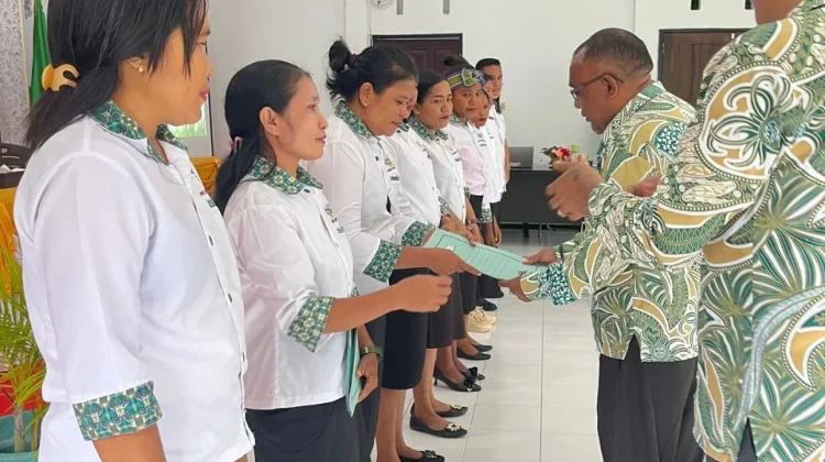 Kemenag Rote Ndao Serahkan Sertifikat Pendidik Guru PAK