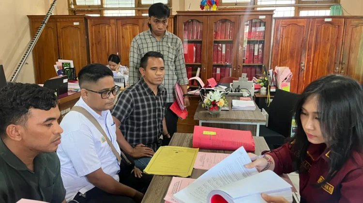 Polsek Maulafa Limpahkan Tersangka Penganiayaan ke Kejari Kota Kupang