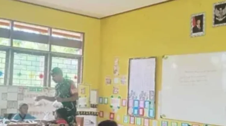 Babinsa Kawal Distribusi MBG Sekolah di Rote Ndao