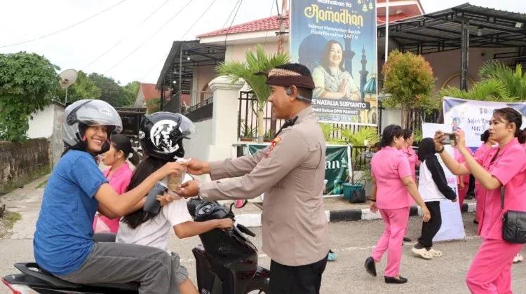 Kepedulian di Bulan Suci, Polres Rote Ndao Berbagi Takjil dan Kebersamaan