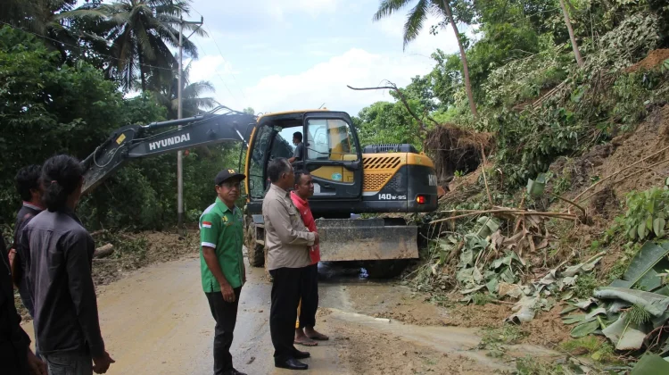 Wabup Tinjau Jalan Longsor di Harona Kalla