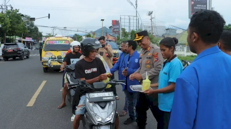 Polisi dan GAMKI Alor Bagi Takjil Kepada Masyarakat