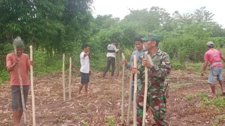 Babinsa Walakaka Gotong Royong Bersihkan Material Longsor