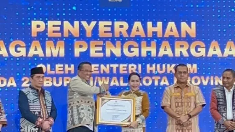 Bupati Ratu Wulla Raih Penghargaan Posbankum Nasional