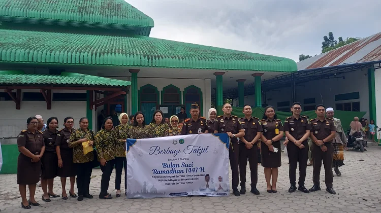 Kejari Sumba Timur Berbagi Takjil Bersama IAD