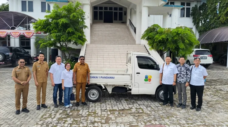 Astra Serahkan CSR Mobil, Bupati Sumba Timur Beri Apresiasi
