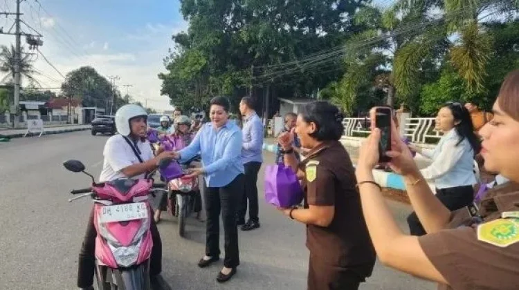 Kejari Kota Kupang Bagikan 300 Takjil Gratis