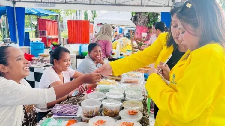 Berbagi Takjil Sambil Dukung UMKM di Lobalain