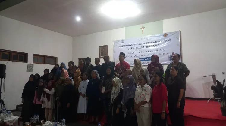 Umat Katolik dan Muslim di Waingapu Perkuat Persaudaraan lewat Buka Puasa Bersama