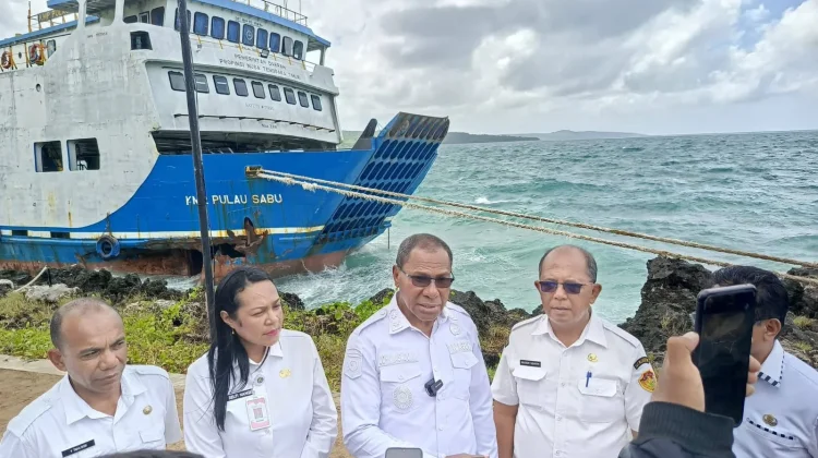 Wagub Johni Asadoma Tinjau Kapal Pemprov NTT yang Karam