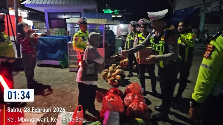 Satlantas Polres Ende Edukasi dan Beri  Kepedulian sosial
