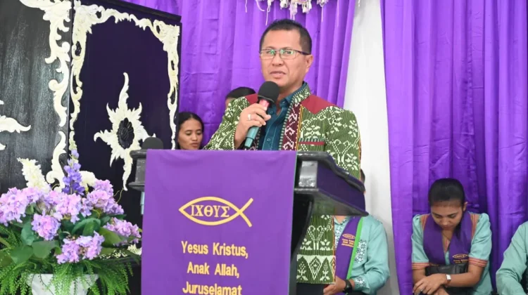 Bupati Kupang Hadiri Ibadah Pengutusan Pendeta di Oesao