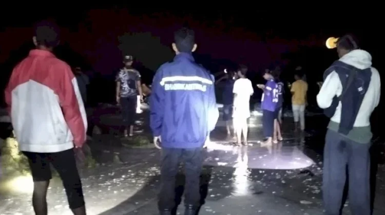 Polres Rote Ndao Evakuasi Paus Pilot Terjebak di Perairan Rote
