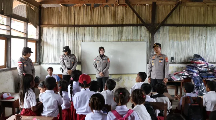 Kapolda NTT  Salurkan Bantuan Alat Tulis Pelajar SD Negeri Oeyek