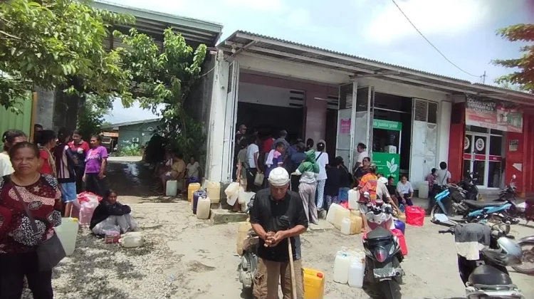 Jelang Lebaran Warga Oesao Antri Minyak Tanah