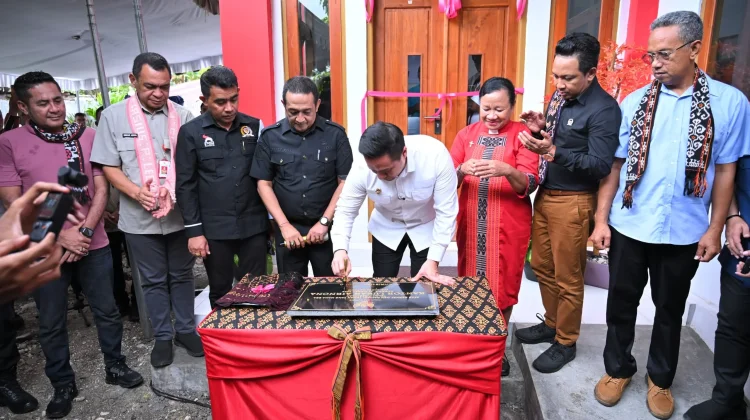 Walikota Kupang Meresmikaan Penggunaan Kantor Lurah Airnona Baru