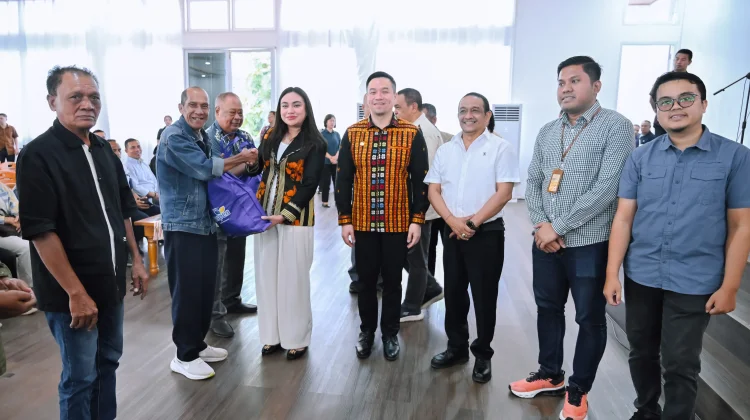Pemkot Kupang  PT Taspen Bank Mandiri  Serahkan Bantuan