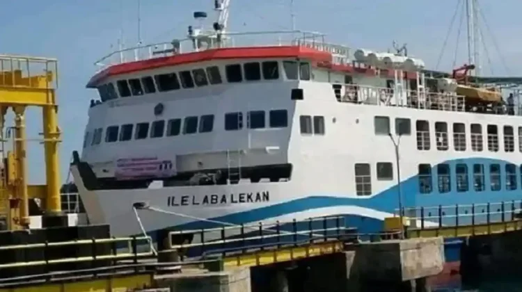 Babinsa Amankan Bongkar Muat Pelabuhan Pantai Baru