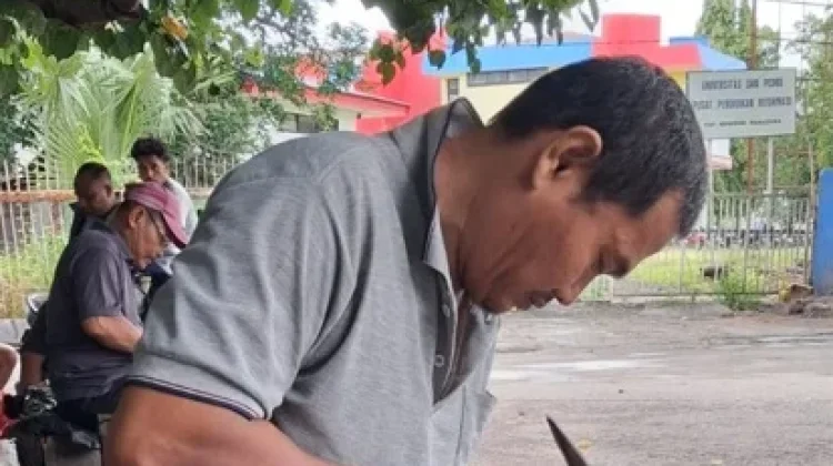Ridho, Tukang Sol Sepatu di Depan Gereja Kota Kupang Bertahan sejak 1995