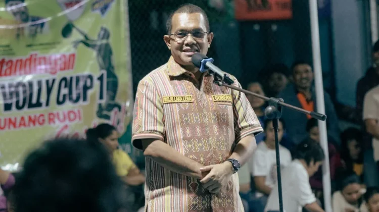 Gubernur  Melki Tutup Turnamen Voli DR.Umbu Rudi Kabunang Cup di Sumba Timur