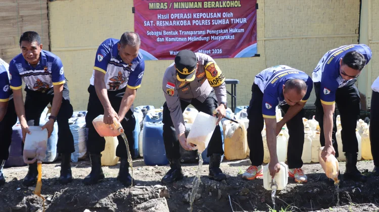 Polres Sumba Timur Musnahkan 2.270 Liter Miras Ilegal