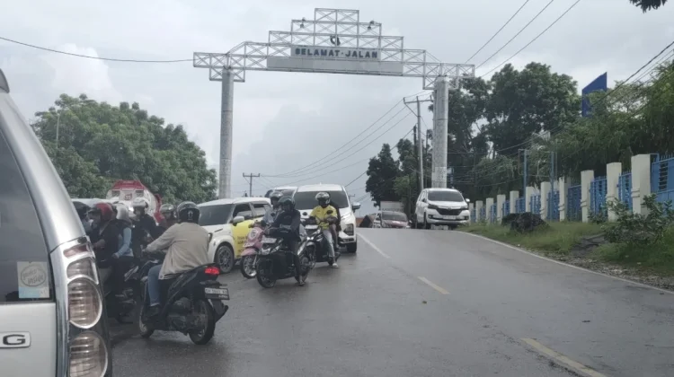 Pengemudi Keluhkan Antrean Padat Masuk Pelabuhan Tenau Kupang