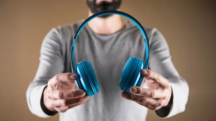 Amankah Menggunakan Headphone Bluetooth Setiap Hari? Ini Penjelasannya