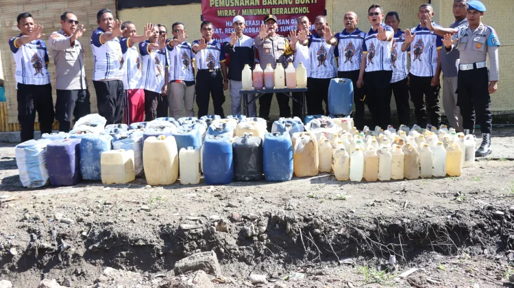 Ribuan Liter Miras Ilegal Dimusnahkan Polres Sumba Timur