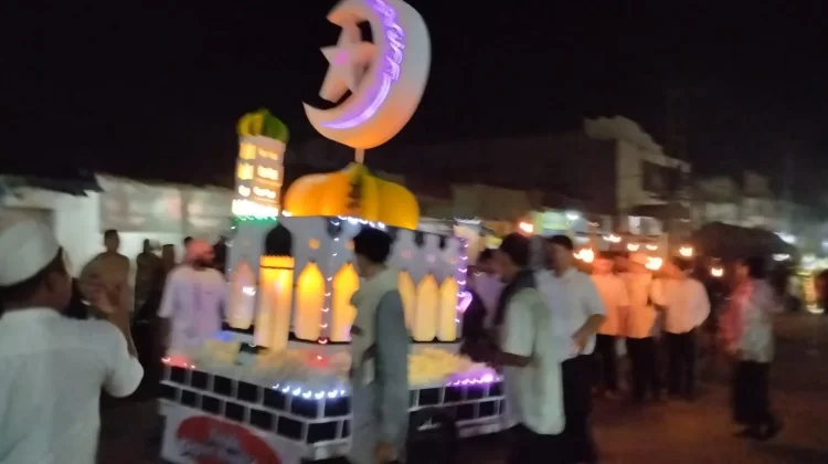 Ribuan Umat Muslim  Ikuti Pawai Obor Malam Takbiran di Waikabubak Sumba Barat