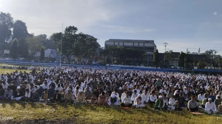 Ribuan Umat Islam Padati Salat Id di Lapangan Manda Elu