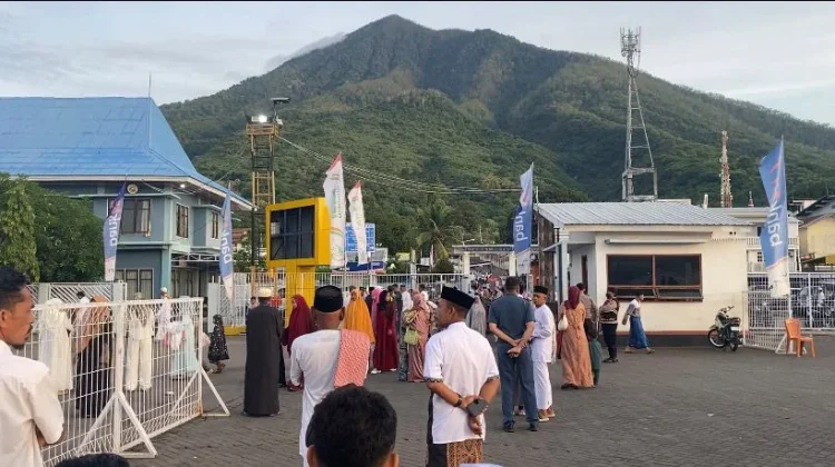 Jamaah Salat Idul Fitri, Padati Pelabuhan Larantuka