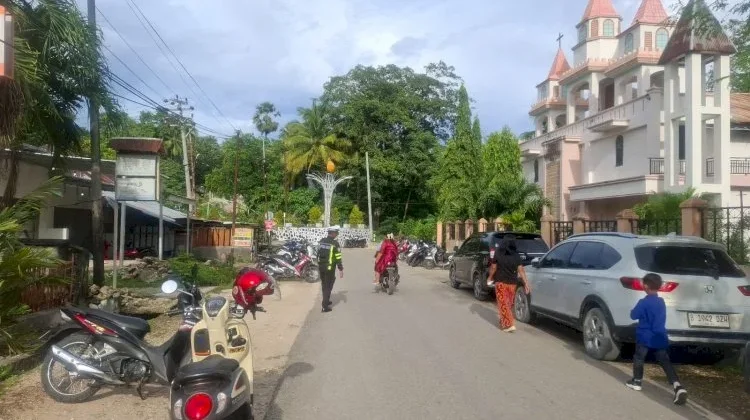 Jemaat Beribadah Tenang, Polisi Jaga Lalu Lintas di Rote Ndao