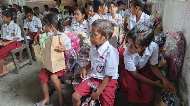 Sentuh Pendidikan, Wakapolda NTT Bantu Siswa Sekolah Dasar