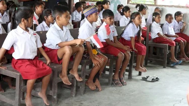 Peduli Pendidikan, Wakapolda NTT Salurkan Bantuan di Sumba Timur