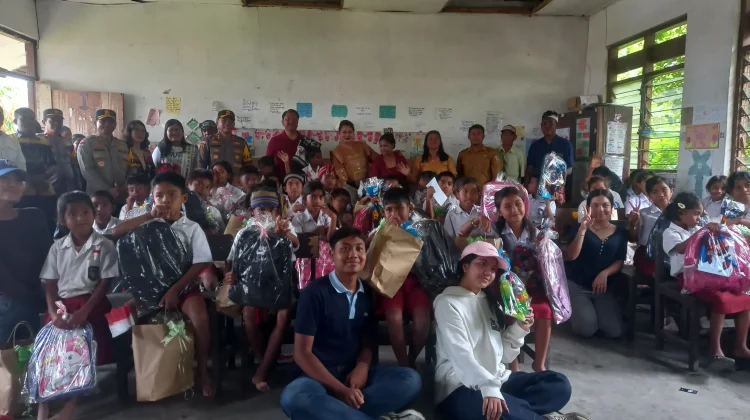 Wakapolda NTT Beri Bantuan Pendidikan untuk Siswa SDI Hiliwuku