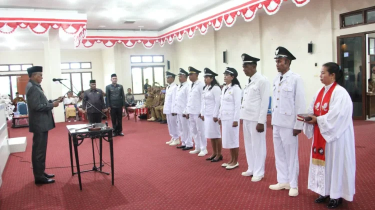 Wakil Bupati Sumba Barat Lantik Tujuh Pejabat Desa