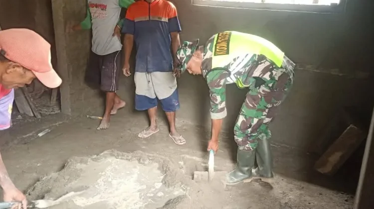 Babinsa Hadir Bantu Warga Tanamodu Bangun Rumah Bersama