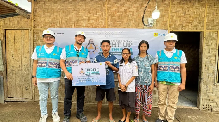 Insan PLN Berikan Listrik Gratis Bagi Seorang Satpam di Sumba Timur